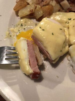 Eggs Benedict.....look at this thick slice of ham! OMG! Awesome