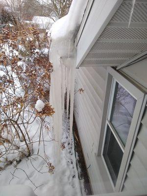 2021 Ice dams caused by faulty ventilation with Avalon Ridge vent