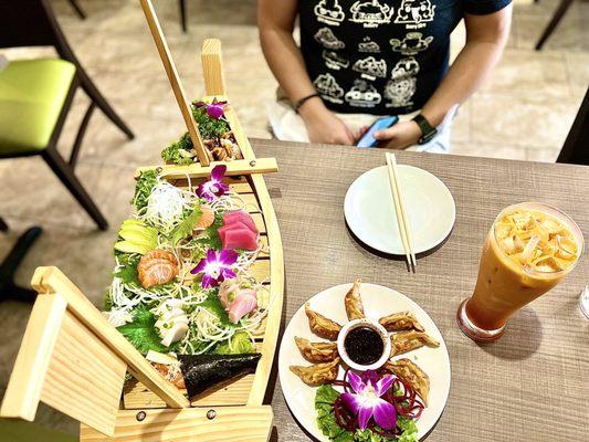 Sashimi Dinner, Gyoza, Thai Tea, spicy Salmon Hand Roll