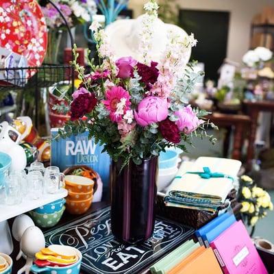 A glimpse of flowers and gifts that we offer.