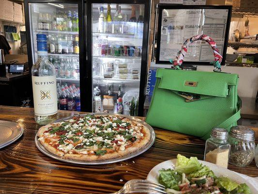 Fantastic spinach & goat cheese pizza  & Bacci salad