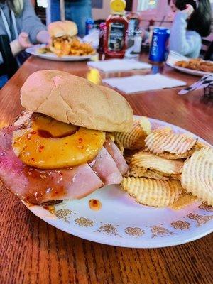 Hawaiian burger with chips