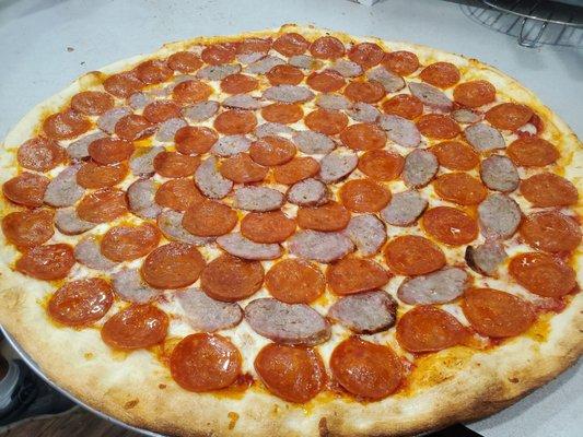 pepperoni sausage pizza