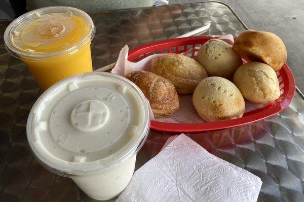 Pan de Bono, almojábana, pastelitos. Jugo de guanábana y