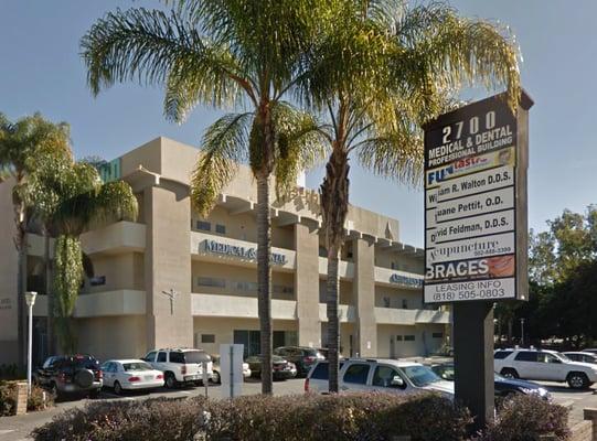 Building and parking lot - plenty of parking spaces both in the front and the back.