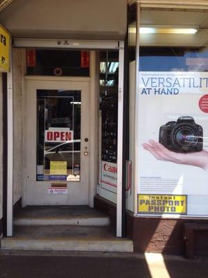 I've searched all over Oahu for a tripod to use with my Canon EOS 7D. Found it at Kaimuki Camera.