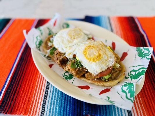 Huarache de chicharrón con huevos estrenados