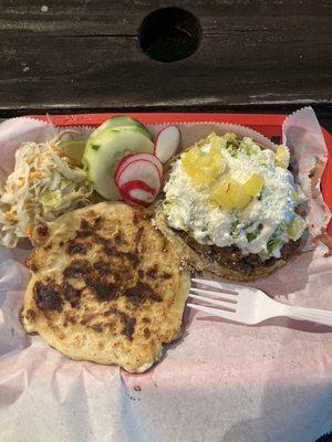 Pollo con Queso Pupusas Sopes