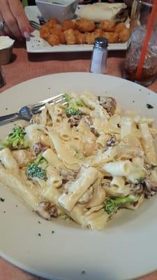 Mac and cheese with mushrooms, bacon, broccoli and garlic