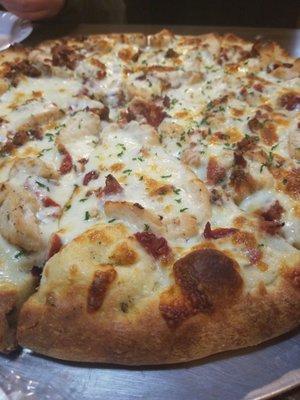 Chicken alfredo pizza