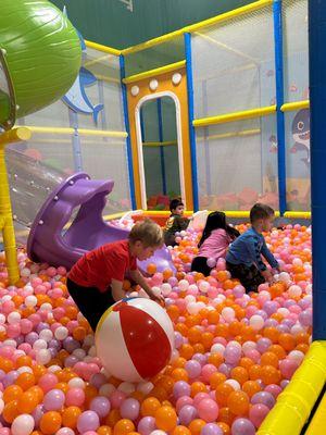 Ball pit with slide