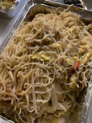 Fried rice noodles with pork