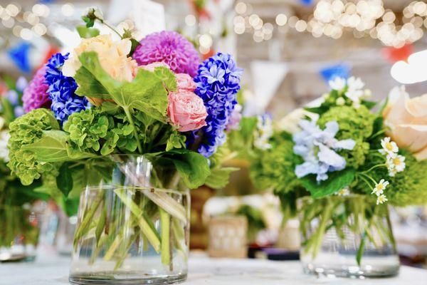 Fresh and ready-made table bouquets for purchase by an in-house floral designer