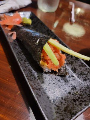 Spicy salmon handroll