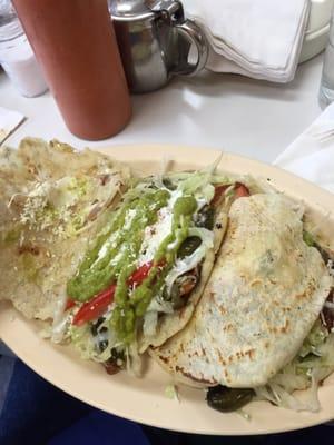 Gorditas de rajas con queso