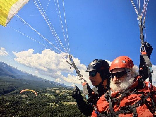 Pilot Tomek taking Santa soaring above Aspen Mountain!!