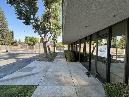 Bakersfield Acupuncture Clinic - Parking lot