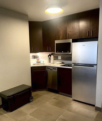 Nice little kitchenette with ample fridge/freezer, mini dishwasher and stovetop.