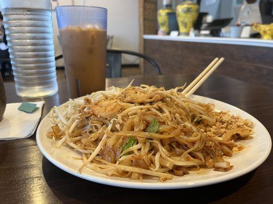 Thai Sweet Tea with Combo (chicken and shrimp) Pad Thai