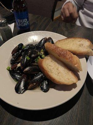 Mussels in white wine garlic sauce