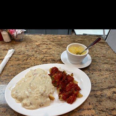 Chipped beef gravy on one piece of toast and chunky apple sauce