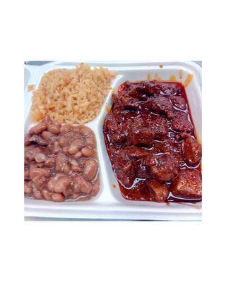 Plato de Lonche: Asado Rojo de puerco con frijoles y arroz! | Lunch plate: Pork in red sauce with beans and rice.