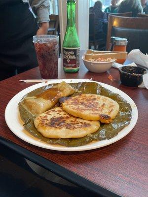 Tamale en 2 Pupusas