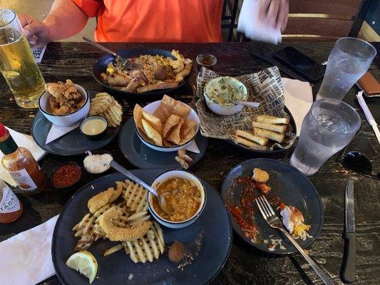 Alligator bites, Spinach/Artichoke Dip, Louisiana Combo, Mango Mahi. Absolutely delicious!!! Service was awesome as well!!!