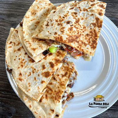 Disfruta de la exquisita mezcla de sabores de nuestras quesadillas tradicionales hondureñas. ¡Cada bocado es una maravilla!