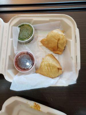 Samosa with sauces