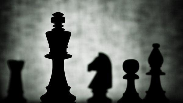 Link Aurora Web Design & SEO design image displays dark chess pieces.