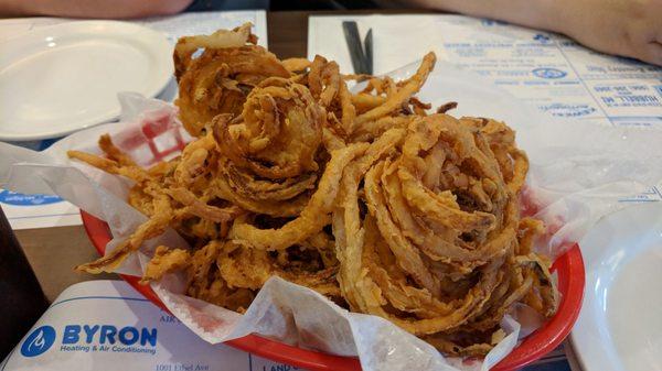 Been going here for years, never a bad meal. Burgers, pizza, sandwiches all very good. You must try the onion rings.