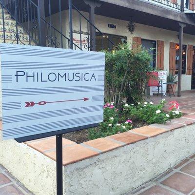 Down the passage, into the Spanish courtyard: Philomusica!