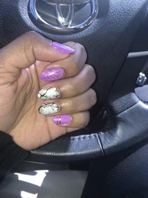 Mixed design with marble accent nails