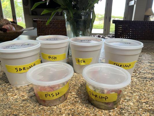 four 32 oz containers, 2 shrimp/camarone, 2 fish/pescado & 2 extra cups