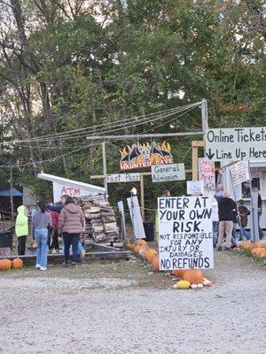 The entrance at the parking lot, before you walk down into the cave