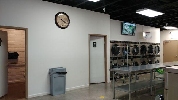 Clean restrooms, 4 TVs, plenty of dryers