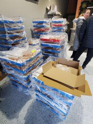 I'm in line ~ Mask On.. 2 customers ahead, 2 behind Me.  Omgeee there's trays on pallets of Paczki's.   2/28/22