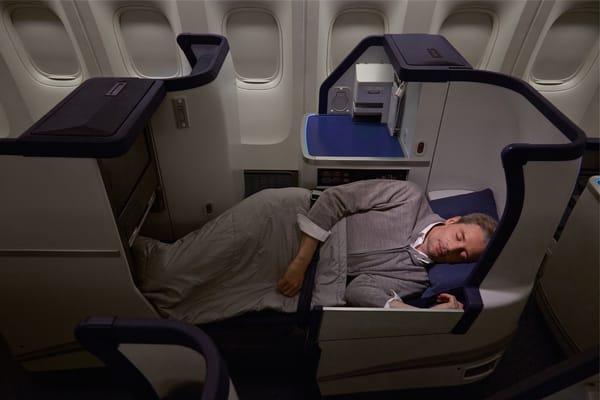 ANA Business Staggered - a wide seat reclining to lie-flat position while keeping your privacy.