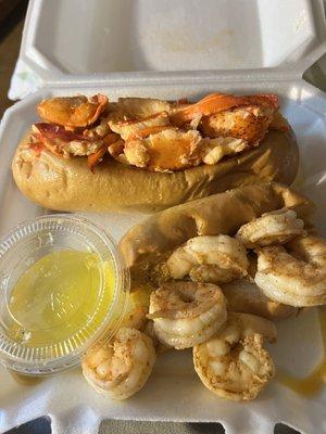 Large lobster roll, jumbo shrimp roll, with side of garlic butter. I got the garlic flavor on the shrimp, and good GOD do the same.