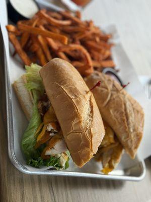 Chicken Breast Sándwich with sweet potato fries