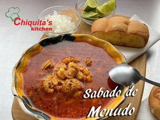 Menudo delicioso con cebolla limon y pan blanco con mantequilla.