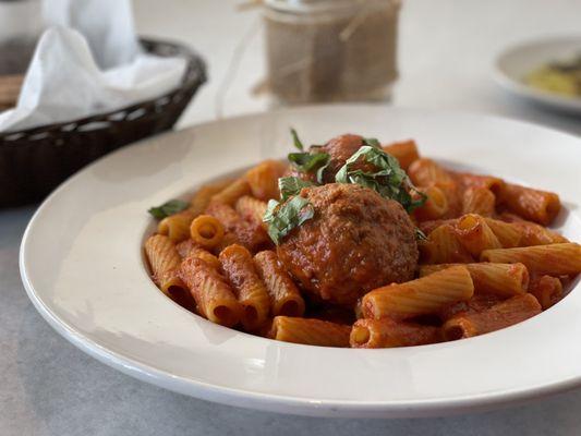 Rigatoni & meatballs