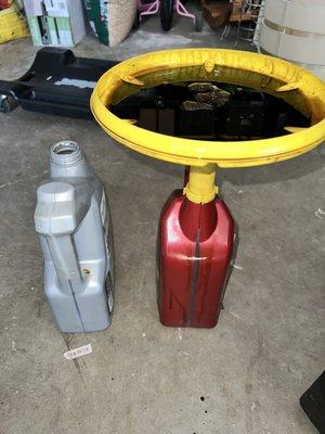 Left: Amount of oil specified for vehicle.  Right: Amount of oil emptied from vehicle.