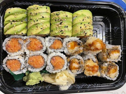 Spicy crunch tuna, shrimp tempura and caterpillar roll! So fresh! 4/5!