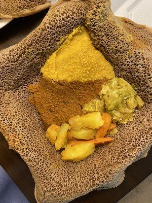 Yesom Beyaynetu (vegan wots on injera)