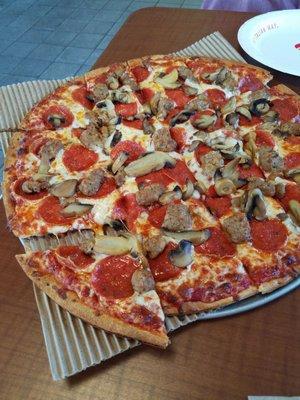 Pepperoni, sausage and mushrooms thin crust