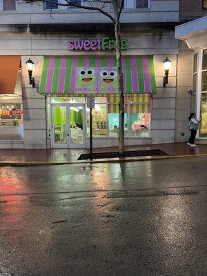 sweetFrog Premium Frozen Yogurt