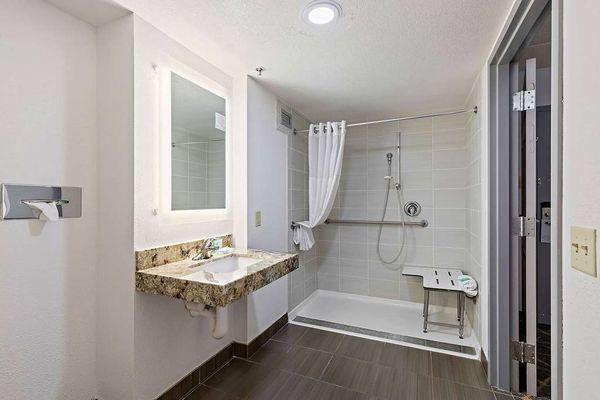 Guest room bath