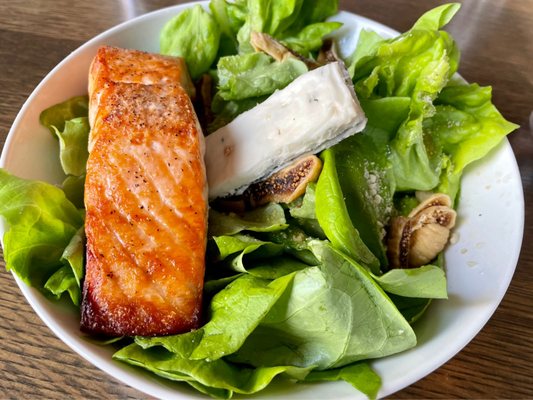 Bib salad with fresh salmon filet added. Excellent!